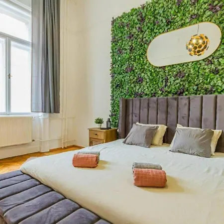 Luxury By The Famous Vaci Street Budapeşte