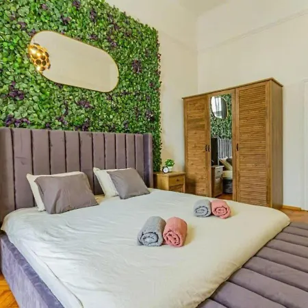 Luxury By The Famous Vaci Street *