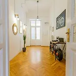 Апартаменты Luxury By The Famous Vaci Street