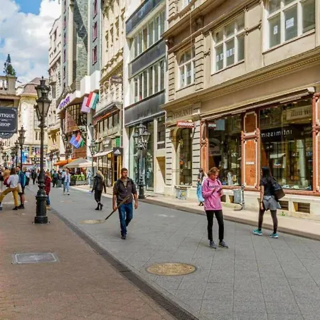Luxury By The Famous Vaci Street Будапешт