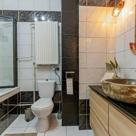 Luxury By The Famous Vaci Street Apartmán